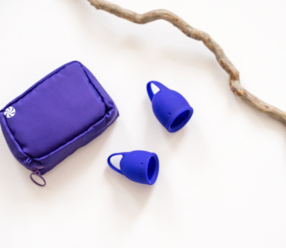 LOLA GAMES - KIT COPAS MENSTRUALES NATURAL WELLNESS (2 UNIDADES + NECESER) - Imagen 3